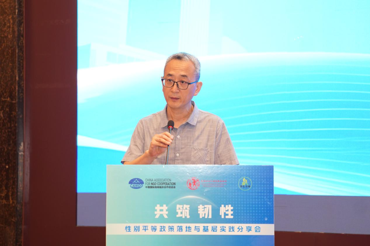 陕妇儿基金会项目总监周乙成主持活动并做总结发言