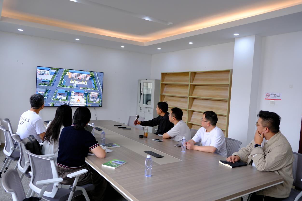 图1 现场沟通交流 图1 现场沟通交流